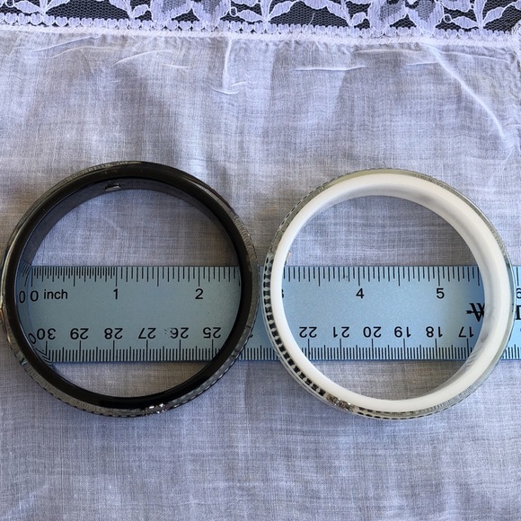 🍒2 CHANEL 1000% AUTHENTIC bangle bracelets. - Picture 8 of 12